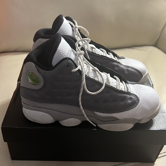 Nicely kept Air Jordan 13 Retro Sneakers M7/W9. Ready for school. - Picture 3 of 11